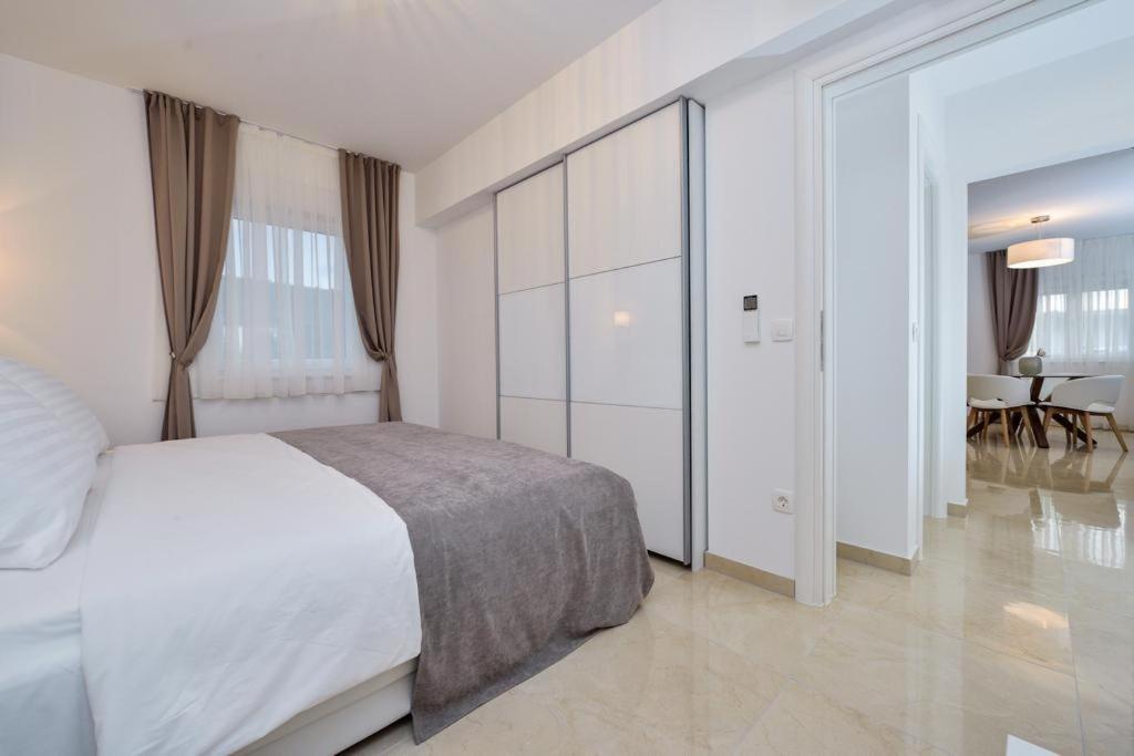 Luxury Apartment Arta-2 With Heated Pool And Jacuzzi Бибинє Екстер'єр фото