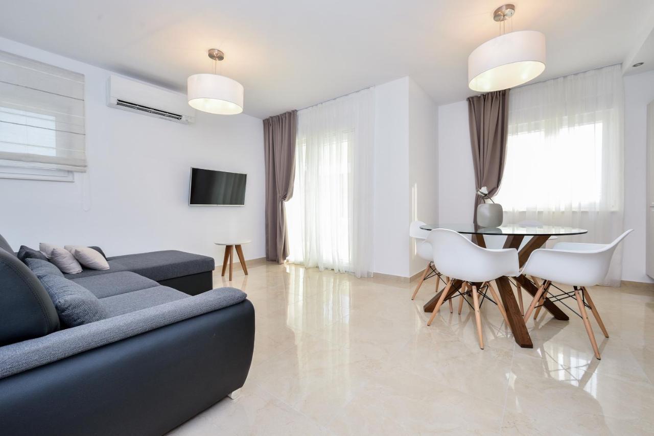 Luxury Apartment Arta-2 With Heated Pool And Jacuzzi Бибинє Екстер'єр фото
